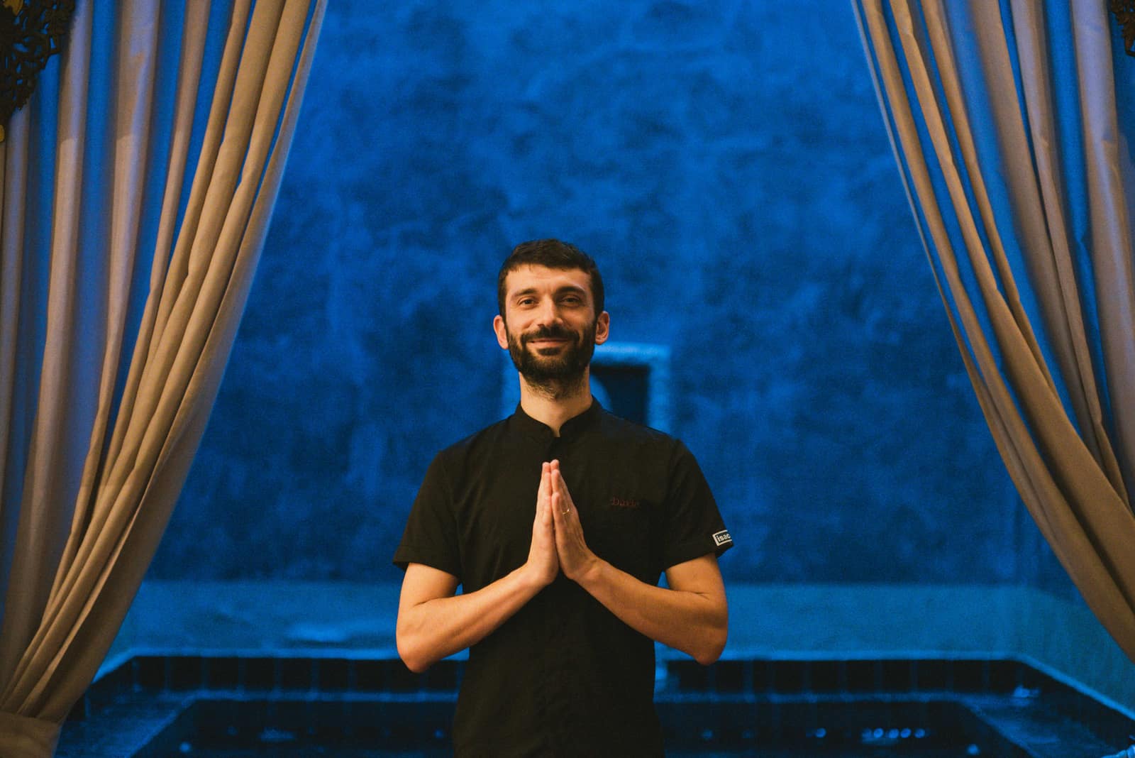 Dario Pagnoni, fondatore di Tao Veda, con le mani giunte in segno di saluto