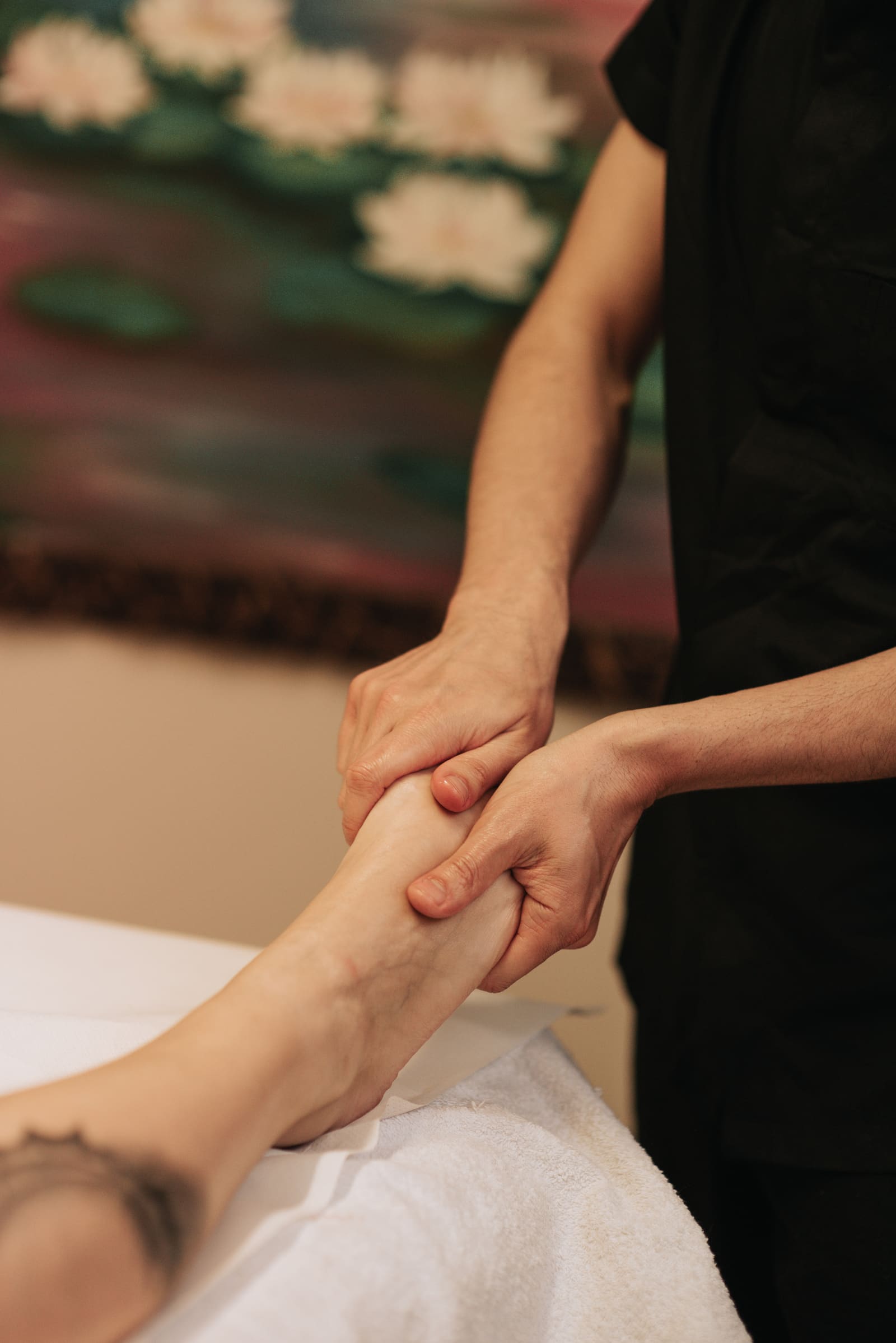 Lavoro corporeo su piede e caviglia durante un trattamento Tao Veda
